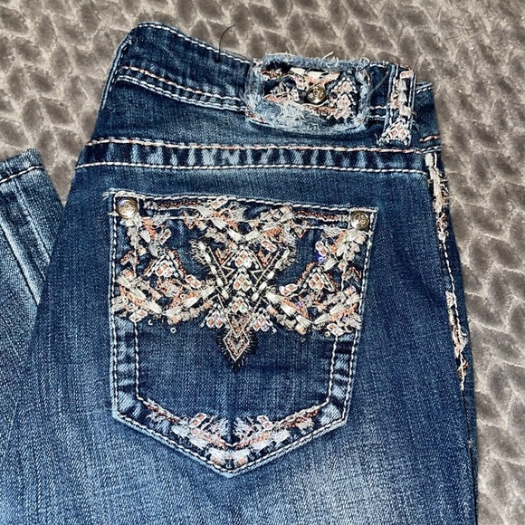 Grace in LA Easy Fit Jeans with Embroidered Pockets and belt loops.  Size 28 - Picture 2 of 12